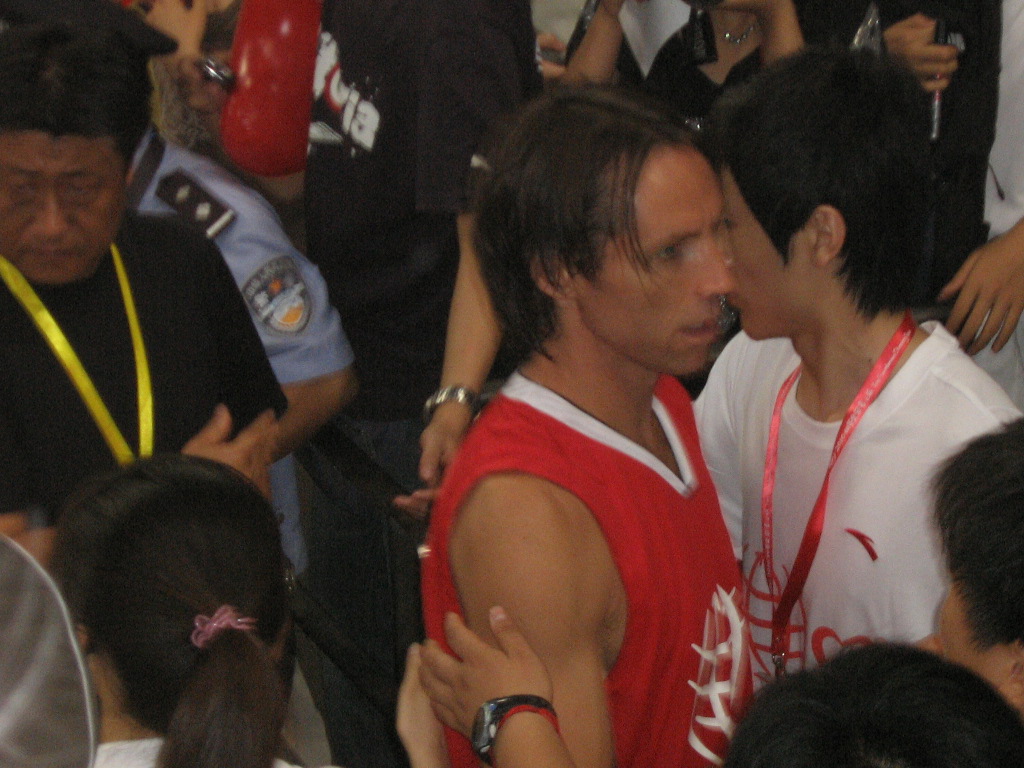 包含步行者球员HTess艾米举办慈善篮球活动的词条