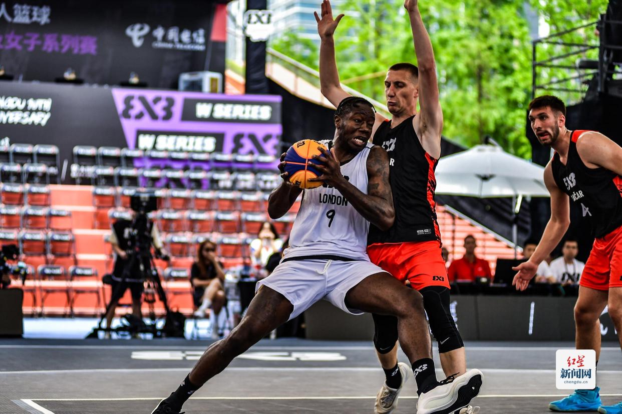 篮球比赛在全球范围内受到热烈欢迎和追捧